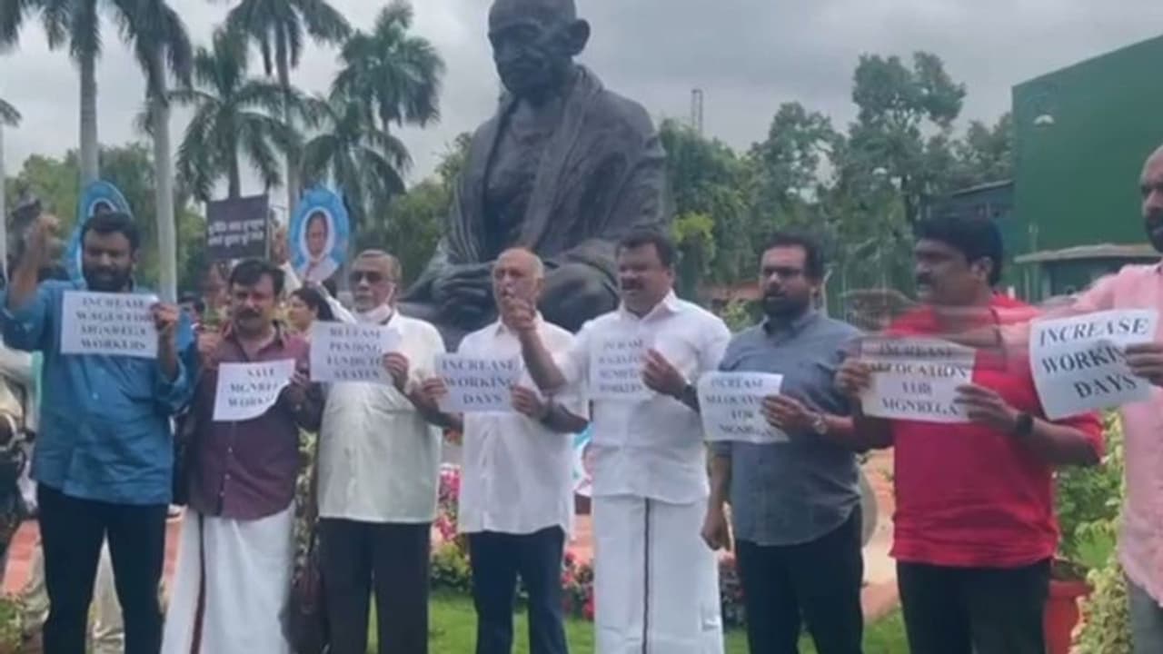 വിലക്കയറ്റം, ഇഡി നടപടി: പാര്ലമെന്റ് ഇന്നും പ്രക്ഷുബ്ധം, ഇരുസഭകളും രണ്ടുമണി വരെ നിര്ത്തിവെച്ചു വിലക്കയറ്റം, ഇഡി നടപടി: പാര്ലമെന്റ് ഇന്നും പ്രക്ഷുബ്ധം, ഇരുസഭകളും രണ്ടുമണി വരെ നിര്ത്തിവെച്ചു