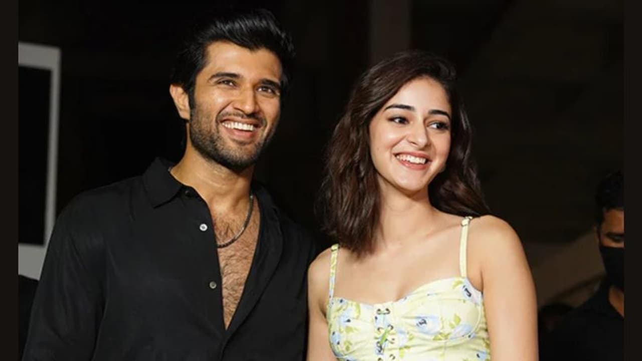 అదుపుతప్పిన ఫ్యాన్స్ ఉత్సాహం... ఈవెంట్ మధ్యలోనే విజయ్ దేవరకొండ, అనన్య ఎస్కేప్! అదుపుతప్పిన ఫ్యాన్స్ ఉత్సాహం... ఈవెంట్ మధ్యలోనే విజయ్ దేవరకొండ, అనన్య ఎస్కేప్!