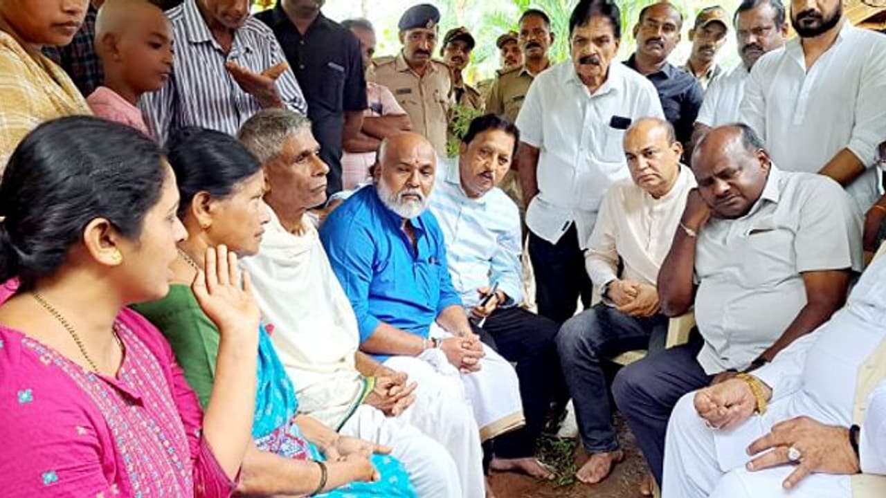 ಹತ್ಯೆಯಾದ ಮೂರೂ ಯುವಕರ ಮನೆಗೆ ಎಚ್ಡಿಕೆ ಭೇಟಿ, ಸೂಕ್ತ ತನಿಖೆಗೆ ಸರ್ಕಾರಕ್ಕೆ ಒತ್ತಾಯ ಹತ್ಯೆಯಾದ ಮೂರೂ ಯುವಕರ ಮನೆಗೆ ಎಚ್ಡಿಕೆ ಭೇಟಿ, ಸೂಕ್ತ ತನಿಖೆಗೆ ಸರ್ಕಾರಕ್ಕೆ ಒತ್ತಾಯ