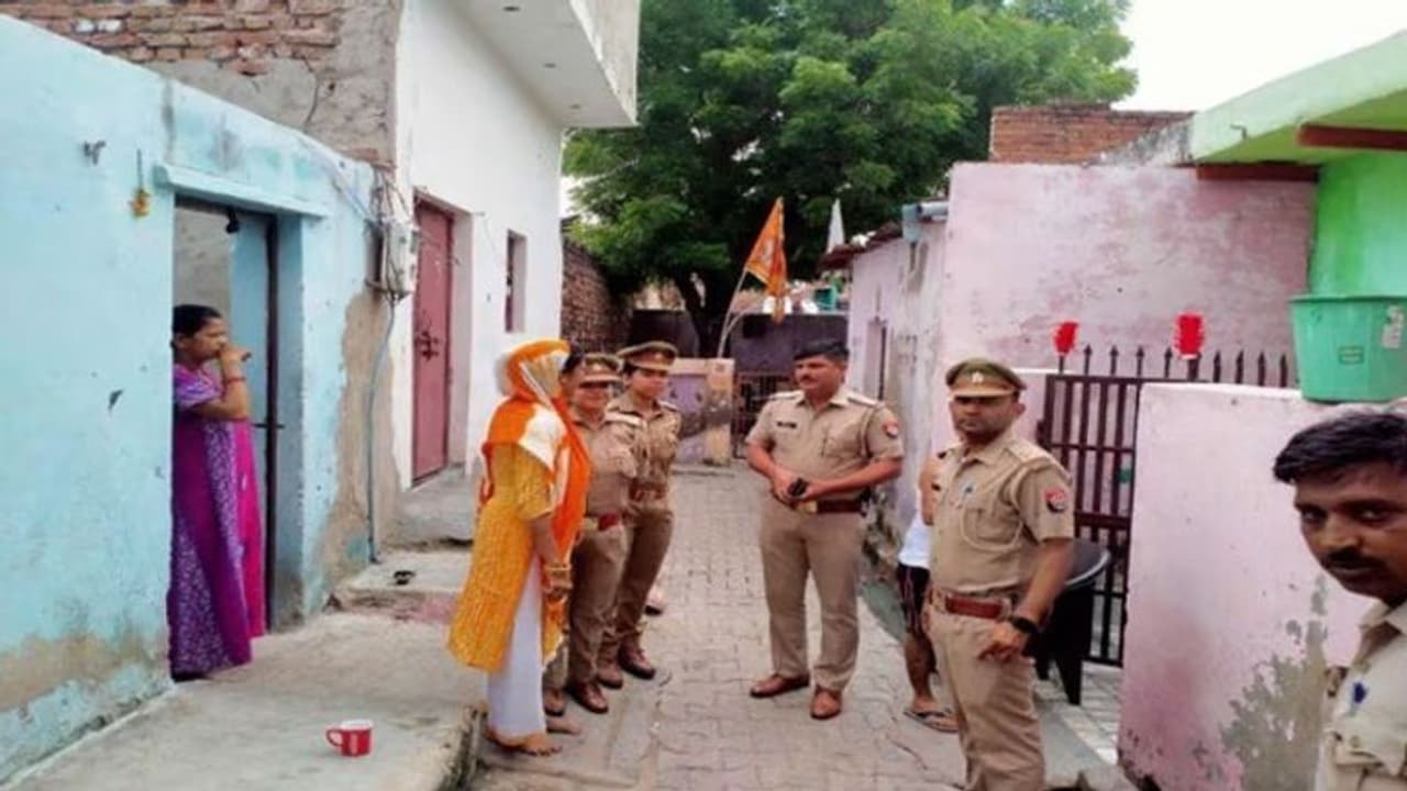 सावन के तीसरे सोमवार पर ताजमहल में रुद्राभिषेक का ऐलान, घर में ही नजरबंद किए गए हिंदू संगठन के 3 पदाधिकारी सावन के तीसरे सोमवार पर ताजमहल में रुद्राभिषेक का ऐलान, घर में ही नजरबंद किए गए हिंदू संगठन के 3 पदाधिकारी