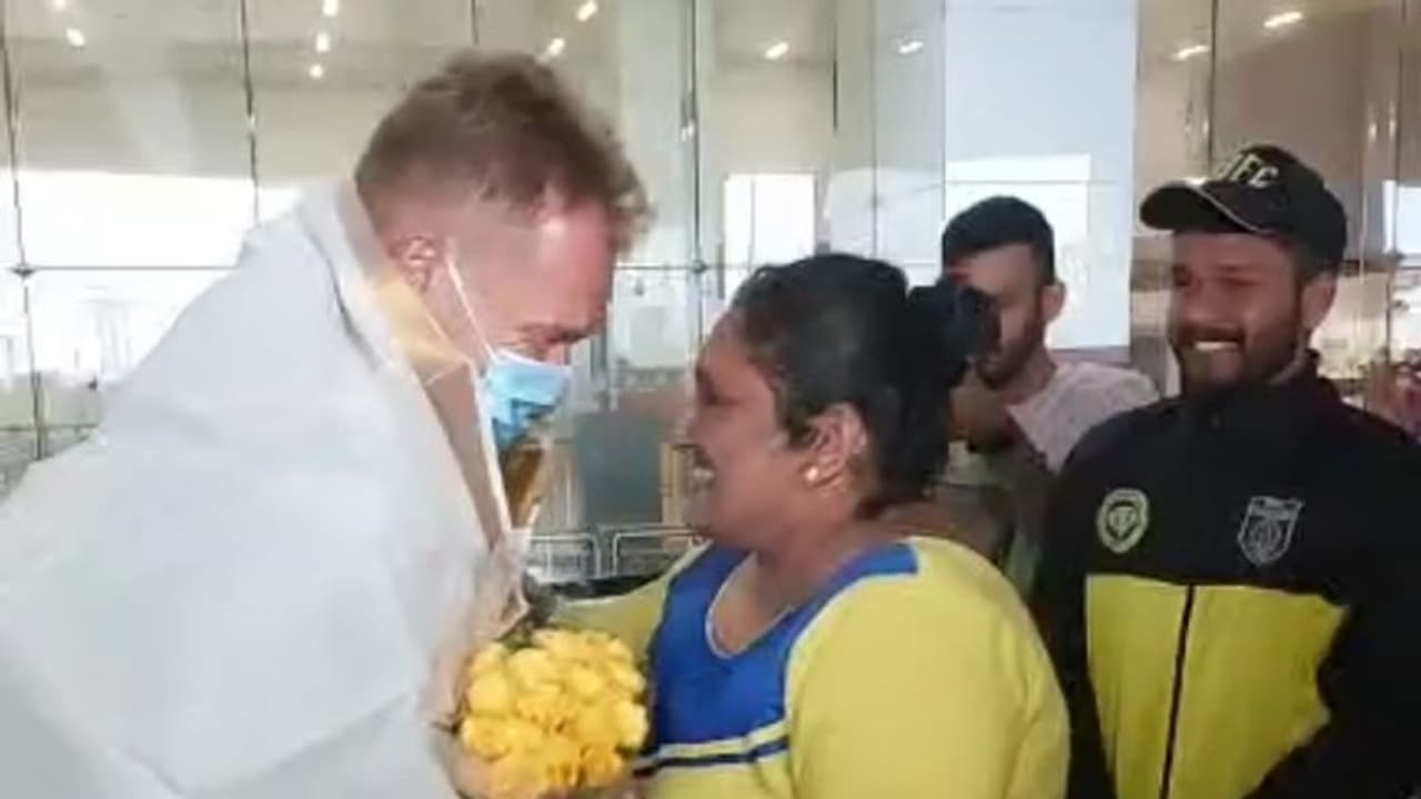 കേരള ബ്ലാസ്‌റ്റേഴ്‌സ് പരിശീലകന്‍ വുകോമാനോവിച്ച് കൊച്ചിയില്‍; ഗംഭീര സ്വീകരണം നല്‍കി ആരാധകര്‍ വീഡിയോ