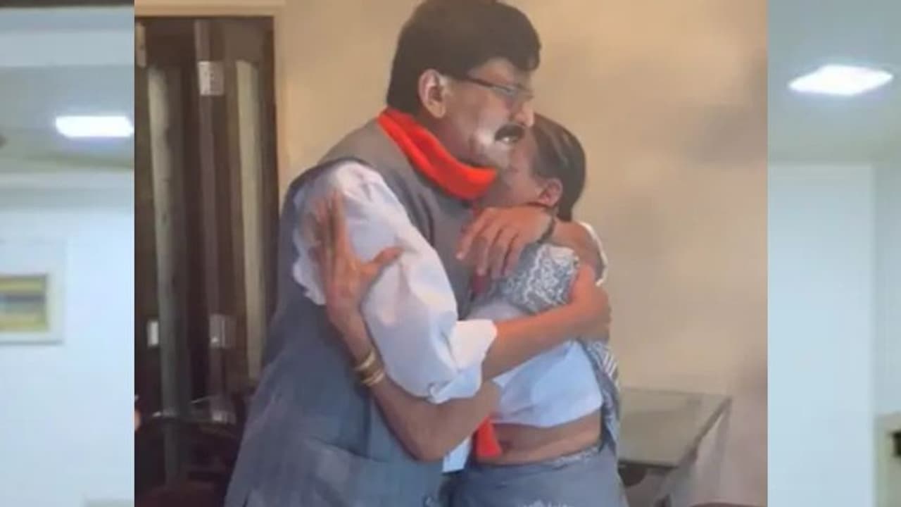 ఉద్ధవ్ ఠాక్రే నా సేనాపతి.. శివసేనకు ఎప్పటికీ ద్రోహం చేయను ఎంపీ సంజయ్ రౌత్.. తల్లికి భావోద్వేగ లేఖ ఉద్ధవ్ ఠాక్రే నా సేనాపతి.. శివసేనకు ఎప్పటికీ ద్రోహం చేయను ఎంపీ సంజయ్ రౌత్.. తల్లికి భావోద్వేగ లేఖ