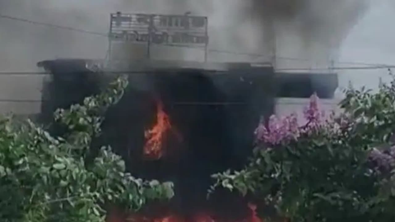 जबलपुर के अस्पताल में लगी भीषण आग, 8 लोगों की मौत...कई मरीज लपटों के बीच फंसे जबलपुर के अस्पताल में लगी भीषण आग, 8 लोगों की मौत...कई मरीज लपटों के बीच फंसे