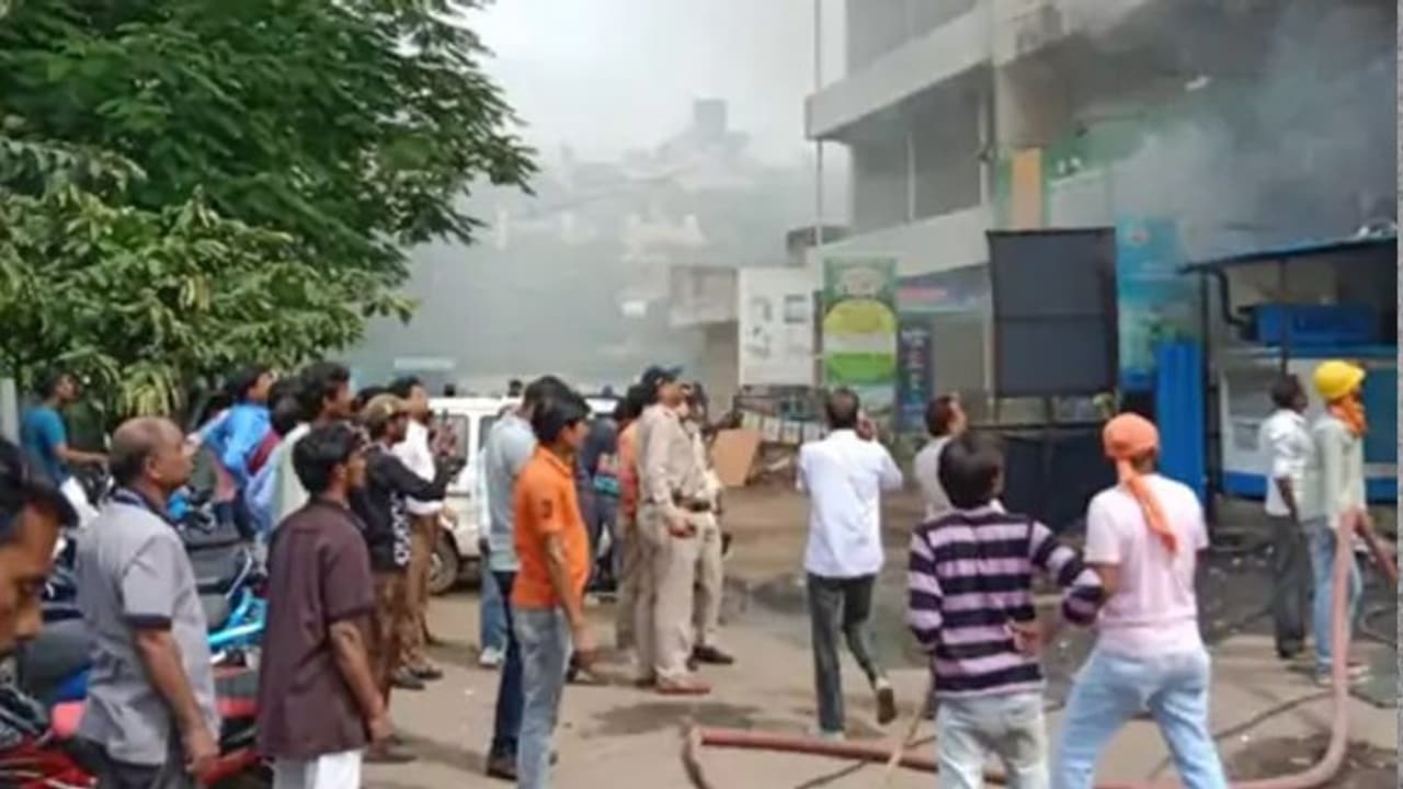 विकराल थी जबलपुर अस्पताल में लगी आग: कुछ ने खिड़कियों कूदकर बचाई जान तो कुछ वहीं जल गए, 3 मंजिला बिल्डिंग खाक विकराल थी जबलपुर अस्पताल में लगी आग: कुछ ने खिड़कियों कूदकर बचाई जान तो कुछ वहीं जल गए, 3 मंजिला बिल्डिंग खाक