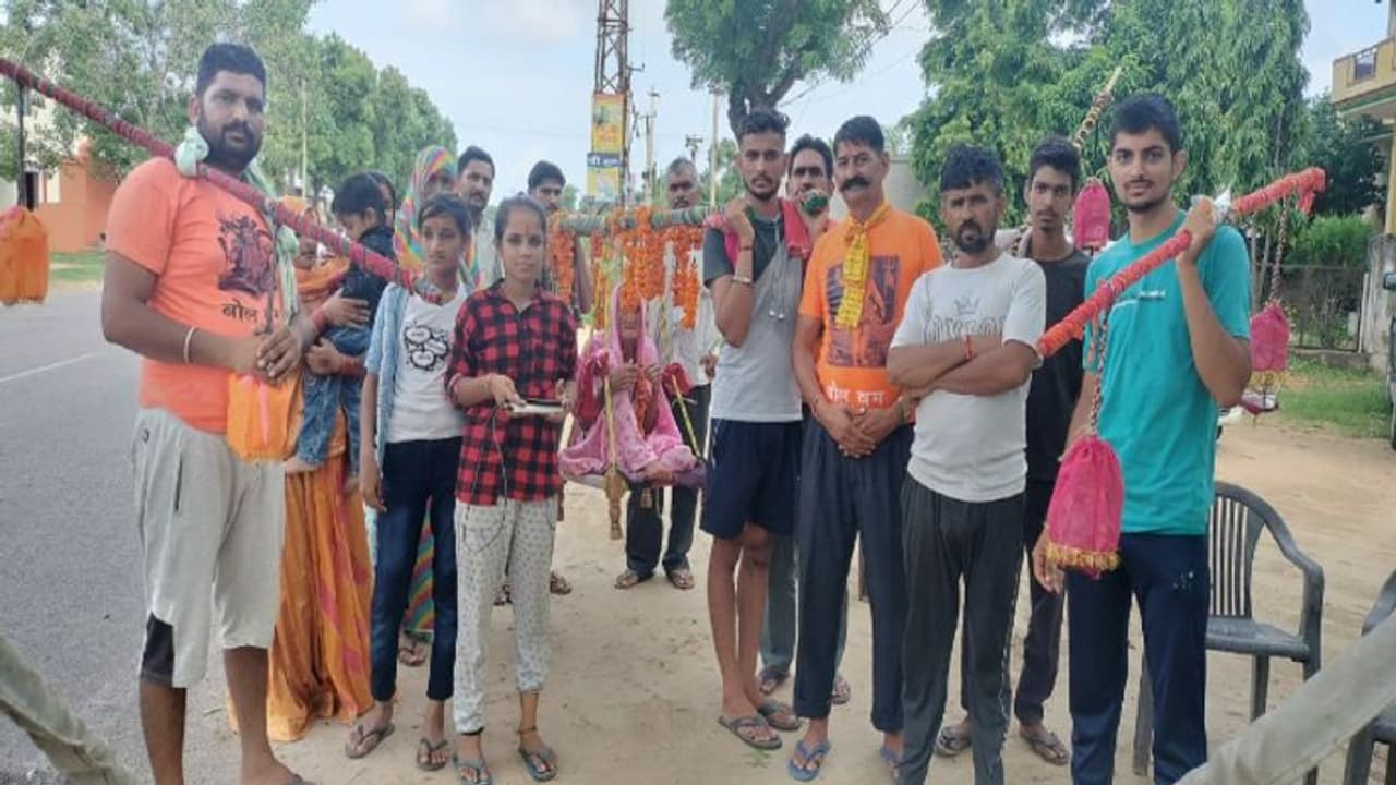 अंतिम बार लोहार्गल तीर्थ करने की 100 वर्षीय मां की इच्छा को बेटे ने ऐसे किया पूरा,लोग बोले आज के श्रवण कुमार