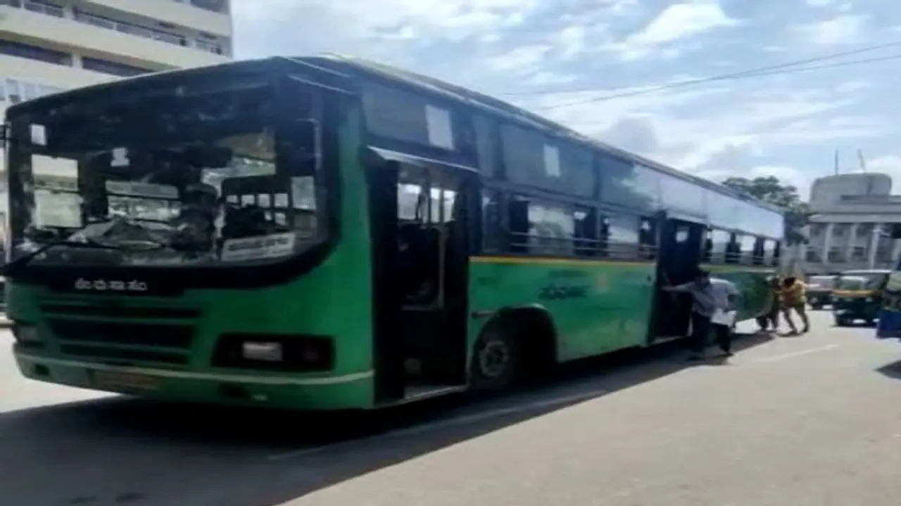 Bengaluru ತಳ್ಳೋಗಾಡಿಯಾದ ಬಿಎಂಟಿಸಿ ಬಸ್, ಟ್ರಾಫಿಕ್ ಜಾಮ್ ..! Bengaluru ತಳ್ಳೋಗಾಡಿಯಾದ ಬಿಎಂಟಿಸಿ ಬಸ್, ಟ್ರಾಫಿಕ್ ಜಾಮ್ ..!