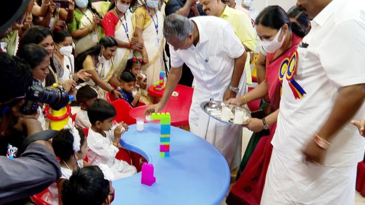 അവധി ദിവസങ്ങളിലും അങ്കണവാടി കുട്ടികള്‍ക്ക് പാലും മുട്ടയും നല്‍കാന്‍ കഴിയണം: മുഖ്യമന്ത്രി
