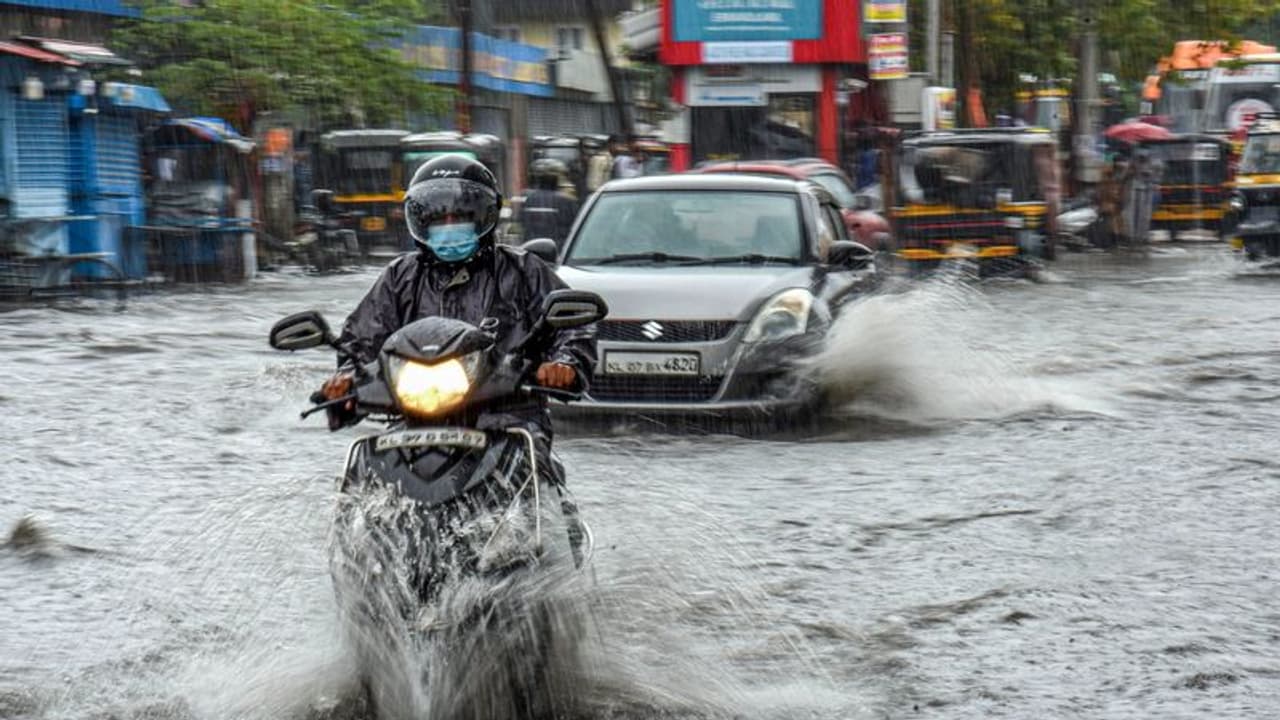 കനത്ത മഴ തുടരുന്നു; എട്ട് ജില്ലകളിലെ വിദ്യാഭ്യാസ സ്ഥാപനങ്ങൾക്ക് ഇന്ന് അവധി കനത്ത മഴ തുടരുന്നു; എട്ട് ജില്ലകളിലെ വിദ്യാഭ്യാസ സ്ഥാപനങ്ങൾക്ക് ഇന്ന് അവധി