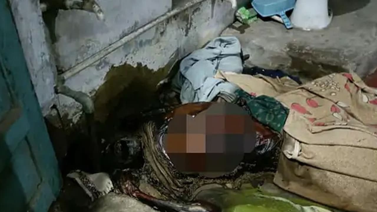 मकान से आ रही थी दुर्गंध, लोगों ने पुलिस को बुलाया, दरवाजा तोड़ने के बाद भयानक दृश्य देख हर कोई कांप गया मकान से आ रही थी दुर्गंध, लोगों ने पुलिस को बुलाया, दरवाजा तोड़ने के बाद भयानक दृश्य देख हर कोई कांप गया