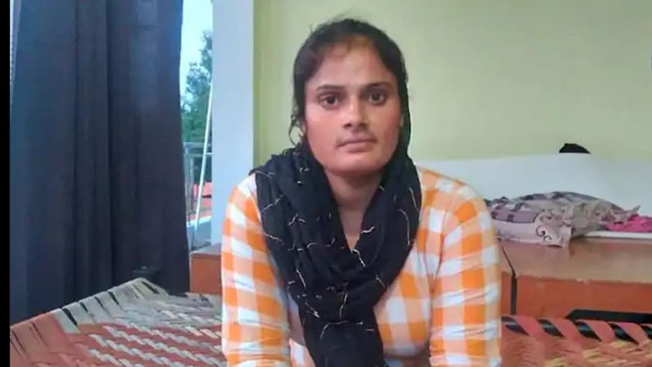 കൻവർ യാത്രയുമായി ബന്ധപ്പെട്ട് മുസ്ലീംഗായികയുടെ ഗാനം വൈറലായി; ഫത്വവയുമായി ചില മുസ്ലീം പണ്ഡിതര്‍