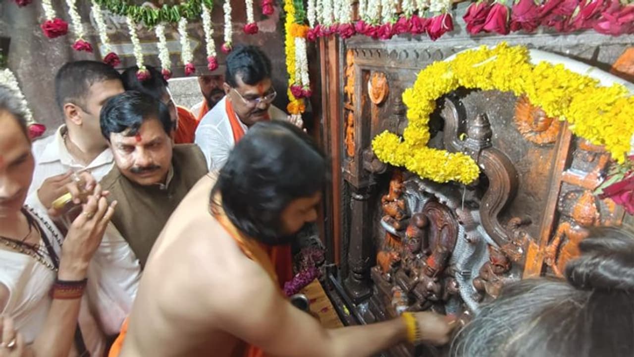 Nagchandreshwar Mandir Ujjain: सिर्फ नागपंचमी पर खुलता है ये नाग मंदिर, तक्षक नाग से जुड़ा है इसका रहस्य