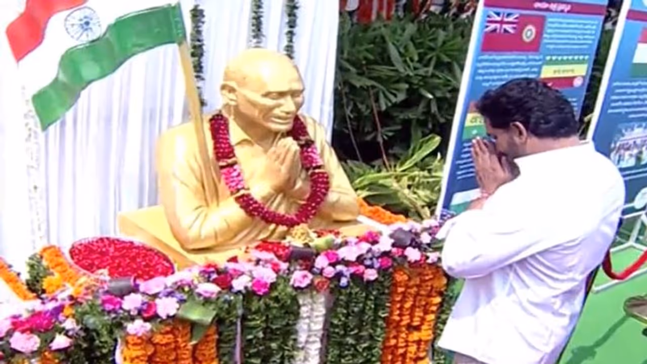 పింగళి వెంకయ్య జయంతి వేడుకలు.. త్రివర్ణ పతాకాన్ని ఆవిష్కరించిన సీఎం జగన్ పింగళి వెంకయ్య జయంతి వేడుకలు.. త్రివర్ణ పతాకాన్ని ఆవిష్కరించిన సీఎం జగన్