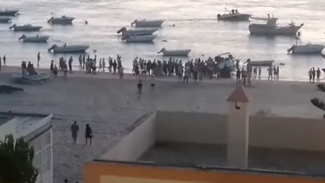 Viral Video: नाव लूट रहे थे 100 लुटेरे, तभी हेलीकॉप्टर से आई पुलिस ने कर दी फायरिंग, फिर तो क्या गजब था नजारा 