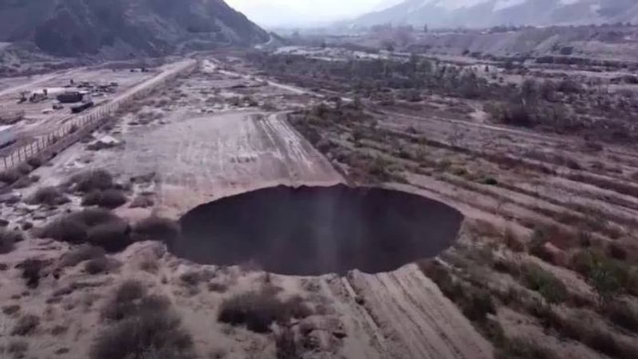 ചെമ്പുഖനിക്ക് സമീപം ദുരൂഹമായൊരു കുഴി, 25 മീറ്റർ വീതി, 200 മീറ്റർ ആഴം ചെമ്പുഖനിക്ക് സമീപം ദുരൂഹമായൊരു കുഴി, 25 മീറ്റർ വീതി, 200 മീറ്റർ ആഴം