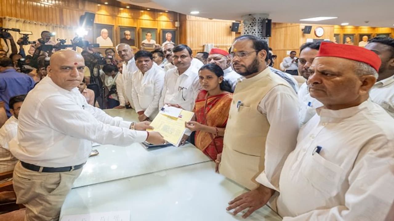 यूपी एमएलसी चुनाव से पहले अखिलेश यादव को लगा तगड़ा झटका, सपा की इस गलती के बाद बीजेपी की निर्विरोध जीत तय यूपी एमएलसी चुनाव से पहले अखिलेश यादव को लगा तगड़ा झटका, सपा की इस गलती के बाद बीजेपी की निर्विरोध जीत तय