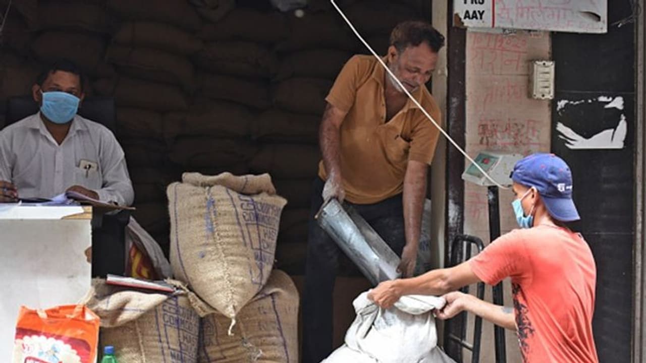 இனி ஆண்டு முழுவதும் இலவச ரேஷன் வழங்கப்படும்... 80 கோடி ஏழைகளுக்கு புத்தாண்டு பரிசை வழங்கிய மத்திய அரசு!!