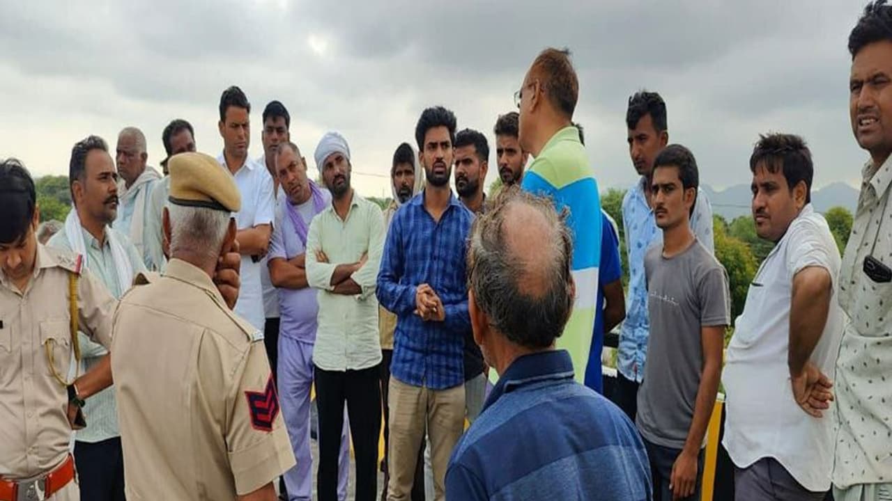 सीकर में टैंपो चालक ने दिखाया गजब का साहस, बाइक सवार गोलियां बरसते रहे उसने फिल्मी स्टाइल से बचाई जान सीकर में टैंपो चालक ने दिखाया गजब का साहस, बाइक सवार गोलियां बरसते रहे उसने फिल्मी स्टाइल से बचाई जान