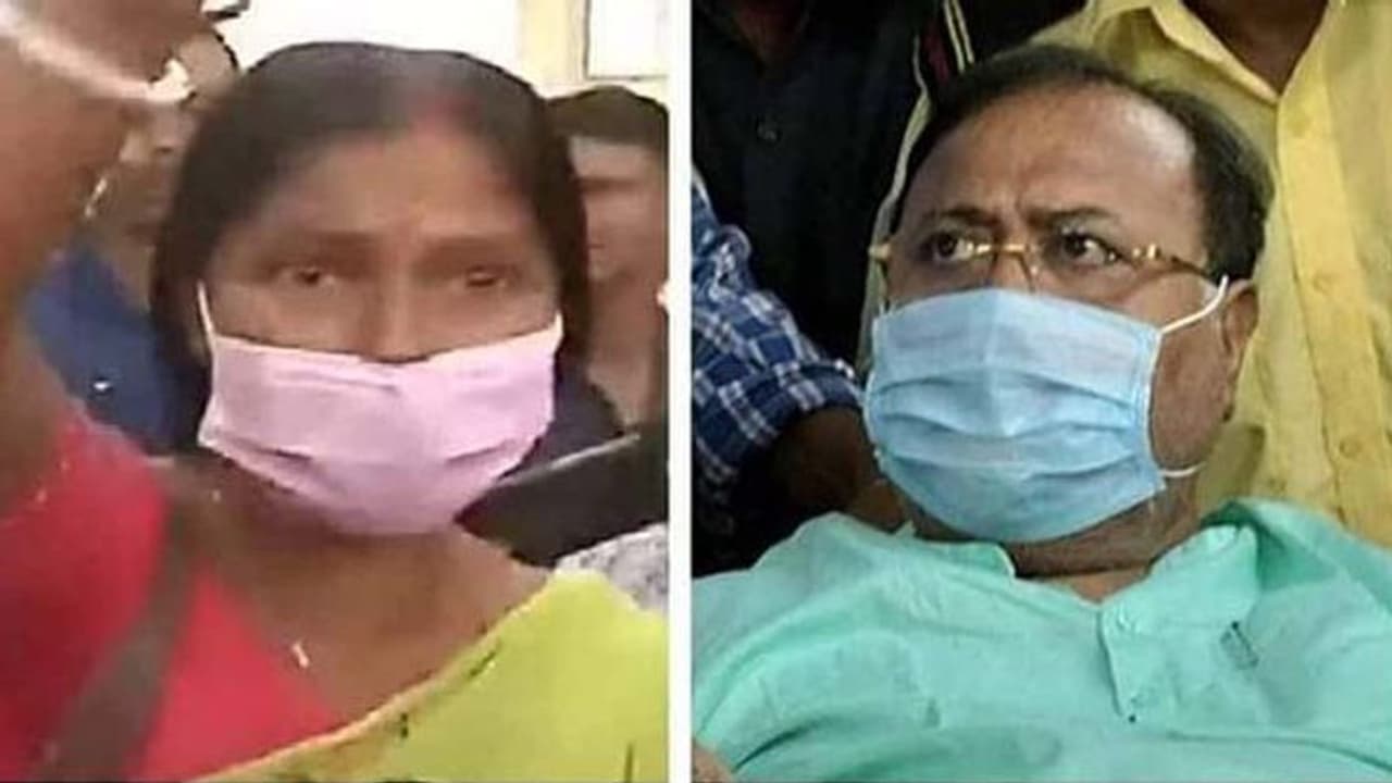 WB SSC Scam : పార్థ ఛటర్జీపై చెప్పు విసిరిన మహిళ.. తాళ్లతో కట్టి వీధుల్లోకి లాగాలని మీడియాతో వ్యాఖ్యలు WB SSC Scam : పార్థ ఛటర్జీపై చెప్పు విసిరిన మహిళ.. తాళ్లతో కట్టి వీధుల్లోకి లాగాలని మీడియాతో వ్యాఖ్యలు