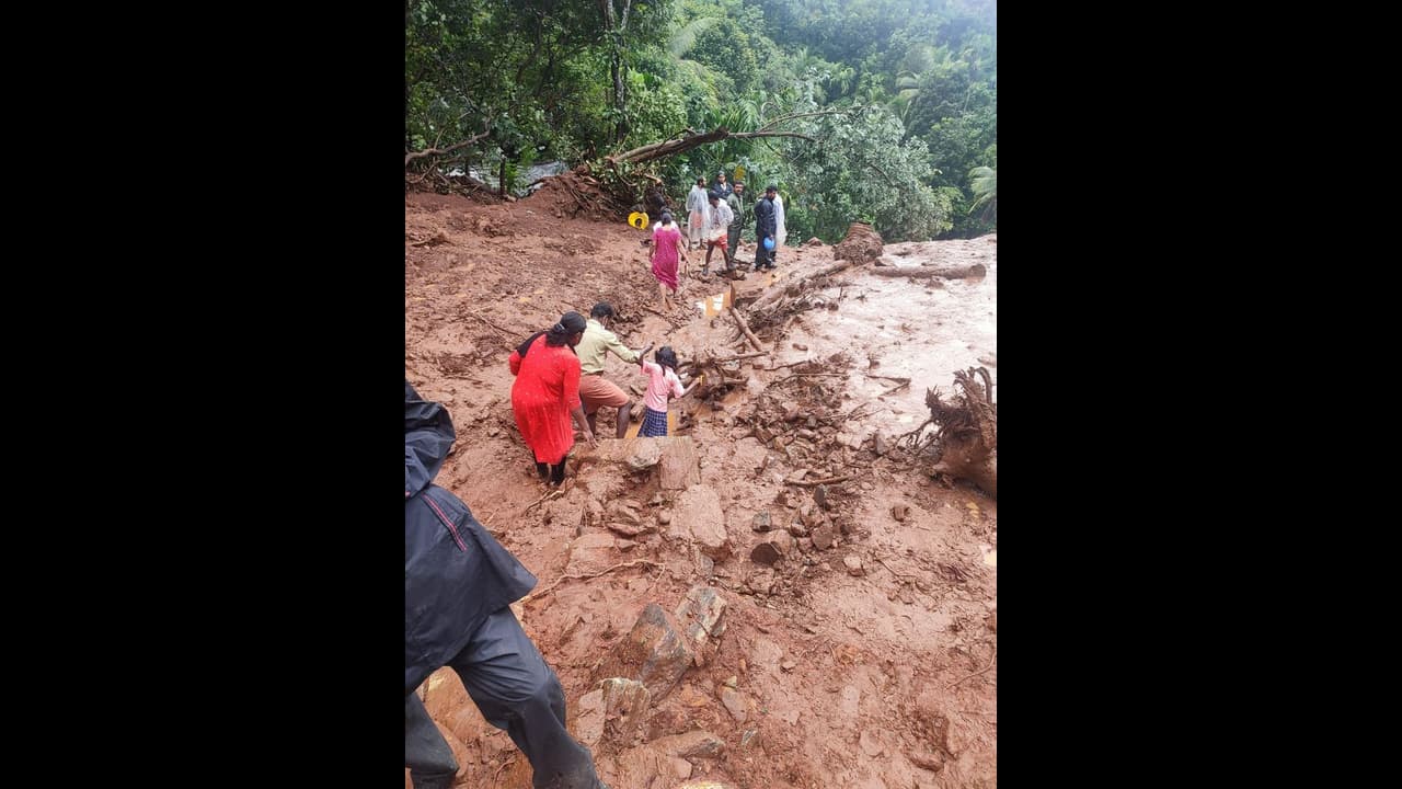  മഴക്കെടുതിയില്‍ മരണം 12 ആയി; 10 ജില്ലകളില്‍ റെഡ് അലര്‍ട്ട്, മലയോരമേഖലയില്‍ അതിതീവ്ര മഴയ്ക്ക് സാധ്യത
