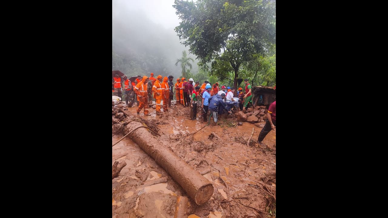 കനത്ത മഴ: തൃശ്ശൂരിലും കൊല്ലത്തും കാണാതായവർക്കായി തെരച്ചിൽ തുടരുന്നു, കണ്ണൂരിലെ മലയോര മേഖലയിൽ അതീവ ജാഗ്രത 