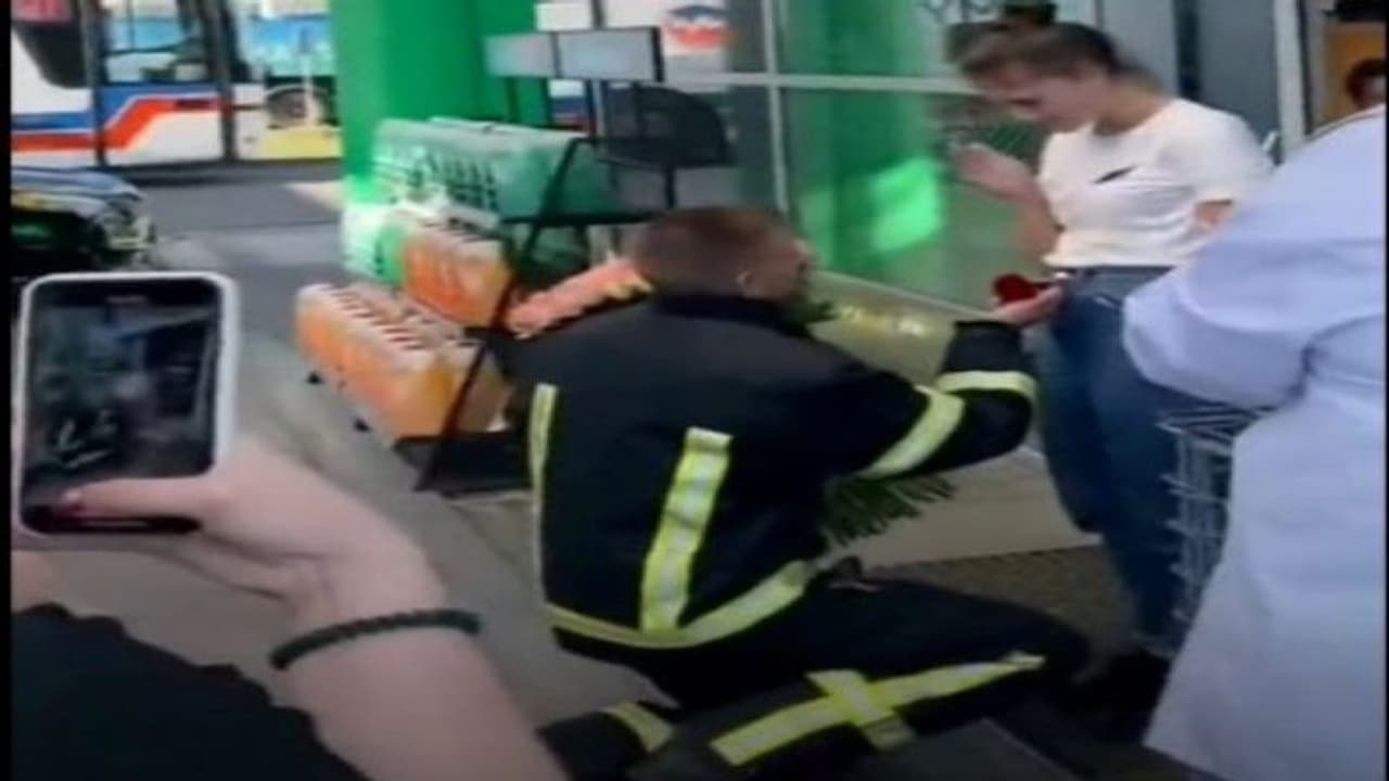 जंग से जूझ रहे यूक्रेन में सामने आया ऐसा वीडियो, मंत्री के सलाहकार ने ट्विटर पर पोस्ट कर लिखा शानदार मैसेज जंग से जूझ रहे यूक्रेन में सामने आया ऐसा वीडियो, मंत्री के सलाहकार ने ट्विटर पर पोस्ट कर लिखा शानदार मैसेज