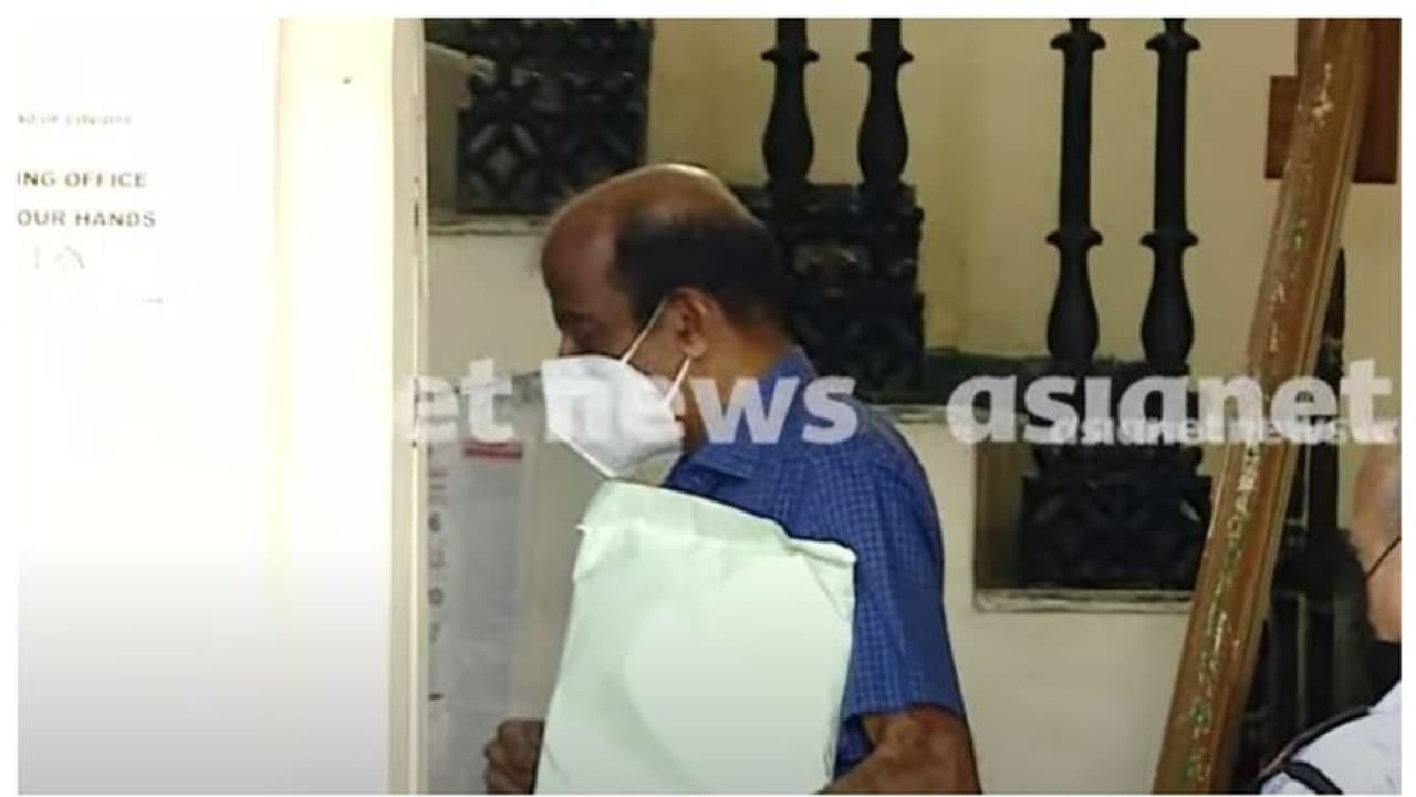കാരക്കോണം മെഡിക്കല് കോഴക്കേസ്: ബെന്നറ്റ് എബ്രാഹിമിനെ ഇഡി ചോദ്യം ചെയ്യുന്നു, ചോദ്യംചെയ്യല് കൊച്ചി ഓഫീസില് കാരക്കോണം മെഡിക്കല് കോഴക്കേസ്: ബെന്നറ്റ് എബ്രാഹിമിനെ ഇഡി ചോദ്യം ചെയ്യുന്നു, ചോദ്യംചെയ്യല് കൊച്ചി ഓഫീസില്