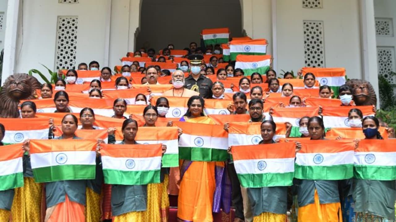 రాజ్భవన్లో హర్ ఘర్ తిరంగ.. సిబ్బందికి జాతీయ జెండాలు, దస్తులు పంపిణీ చేసిన గవర్నర్ తమిళిసై రాజ్భవన్లో హర్ ఘర్ తిరంగ.. సిబ్బందికి జాతీయ జెండాలు, దస్తులు పంపిణీ చేసిన గవర్నర్ తమిళిసై