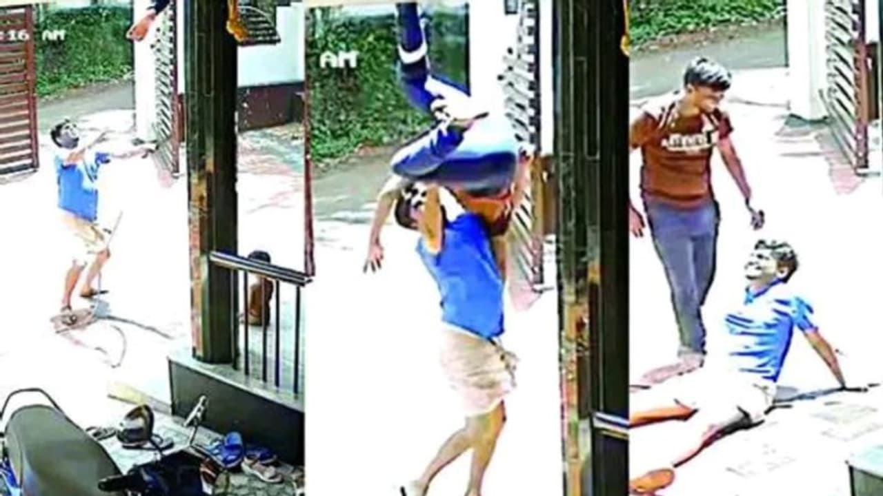 അനുജൻ തലകീഴായി താഴേക്ക്, താങ്ങിപ്പിടിച്ച് രക്ഷപ്പെടുത്തി ജേഷ്ഠൻ, ഒരു നിമിഷം പകച്ചുപോകുന്ന വീഡിയോ