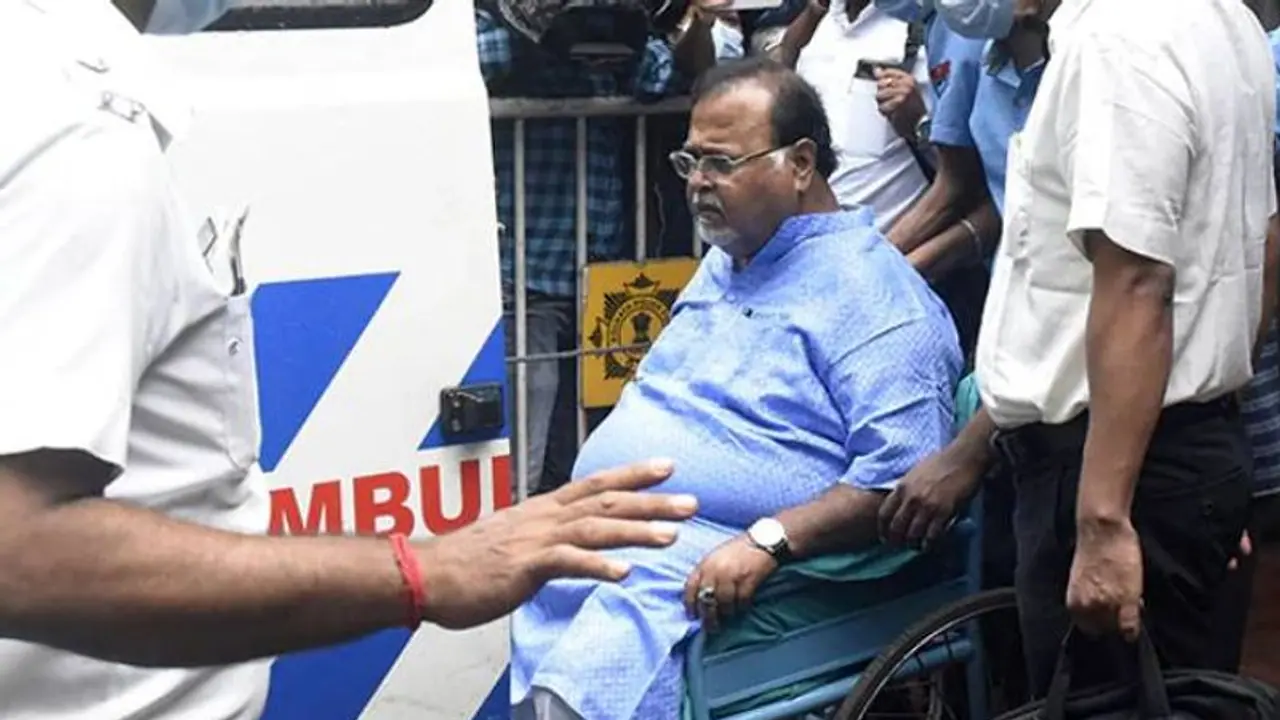 പാര്‍ത്ഥ ചാറ്റര്‍ജിയ്ക്ക് നേരെ ചെരുപ്പേറ്, കഴുത്തിൽ കയര്‍ കെട്ടി വലിക്കണമെന്ന് ചെരുപ്പെറിഞ്ഞ സ്ത്രീ