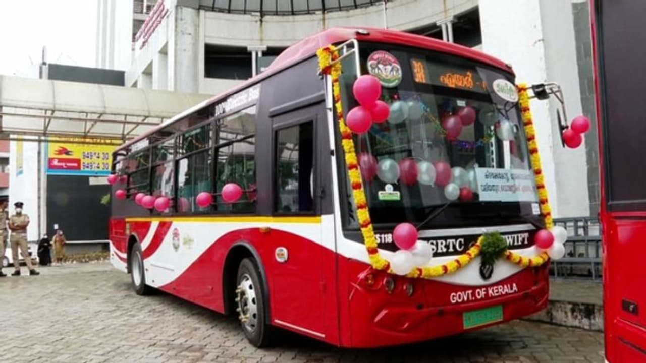 ഉദ്ഘാടനത്തിന് പിന്നാലെ ബസ് പെരുവഴിയിൽ; സിറ്റി സർവീസിനായി കൈമാറിയ ഇലക്ട്രിക് ബസ് കെട്ടിവലിച്ചു നീക്കി ഉദ്ഘാടനത്തിന് പിന്നാലെ ബസ് പെരുവഴിയിൽ; സിറ്റി സർവീസിനായി കൈമാറിയ ഇലക്ട്രിക് ബസ് കെട്ടിവലിച്ചു നീക്കി