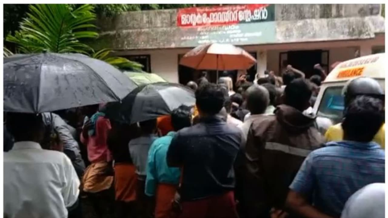  വന്യജീവി ആക്രമണമല്ലെന്ന് വരുത്തിത്തീർക്കാൻ ശ്രമമെന്ന് പരാതി; പാലക്കാട്ട് മൃതദേഹവുമായി നാട്ടുകാരുടെ പ്രതിഷേധം