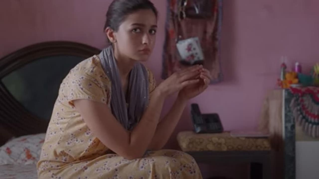 Darlings song : ആലിയ ഭട്ടിന്റെ 'ഡാര്ലിംഗ്സ്', വീഡിയോ ഗാനം പുറത്തുവിട്ടു Darlings song : ആലിയ ഭട്ടിന്റെ 'ഡാര്ലിംഗ്സ്', വീഡിയോ ഗാനം പുറത്തുവിട്ടു