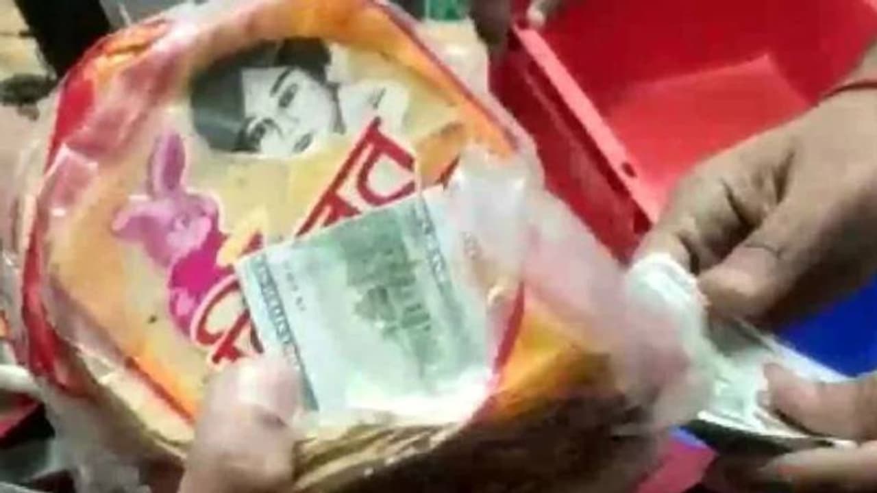 പപ്പട പാക്കറ്റുകളിൽ ഒളിപ്പിച്ച് 15 ലക്ഷം രൂപയുടെ യുഎസ് ഡോളര്‍, കള്ളക്കടത്തിന് തടയിട്ട് സിഐഎസ്എഫ്