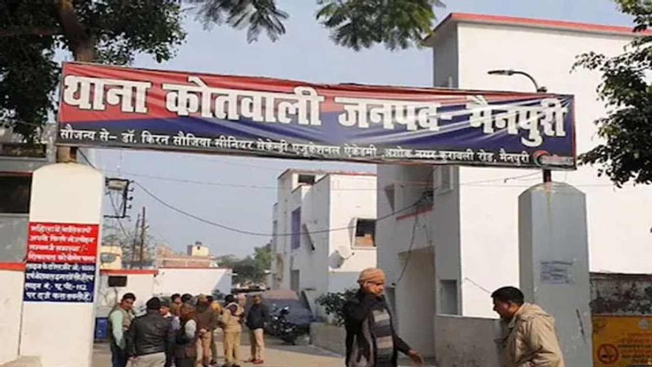 मैनपुरी: पति ने अपनी पत्नी के खिलाफ दर्ज कराई धोखाधड़ी का FIR, कहा 'दो लाख रुपए लेने के बाद वापस नहीं कर रही' मैनपुरी: पति ने अपनी पत्नी के खिलाफ दर्ज कराई धोखाधड़ी का FIR, कहा 'दो लाख रुपए लेने के बाद वापस नहीं कर रही'