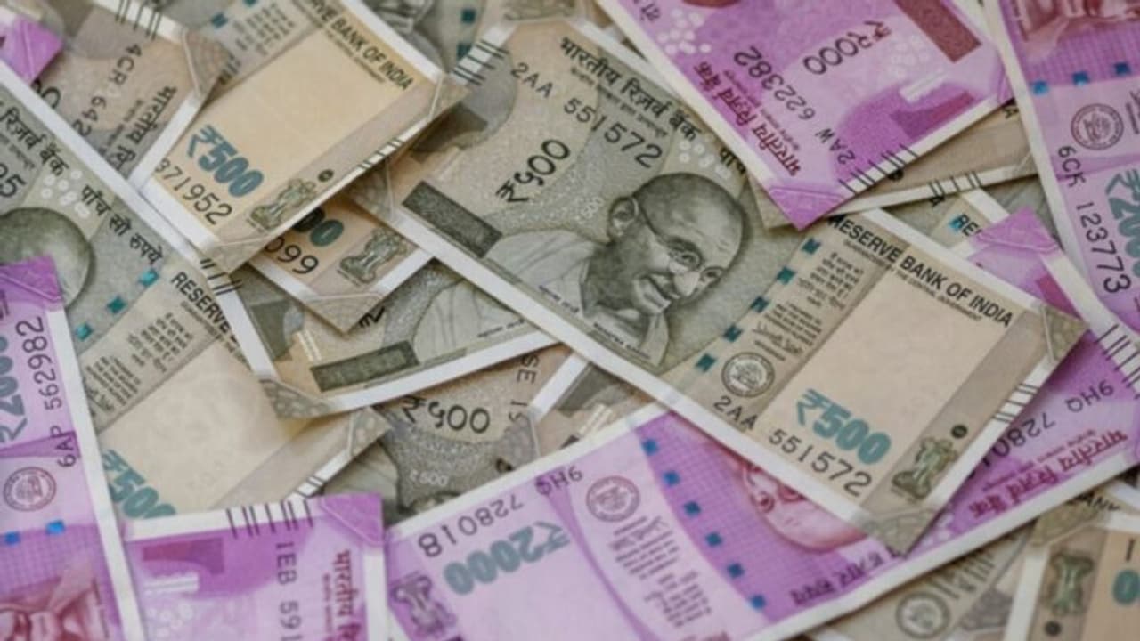 കയ്യിലുള്ളത് വ്യാജനോട്ടായിരിക്കുമോ? എങ്ങനെ അറിയും; 7 എളുപ്പ വിദ്യകൾ, ഒന്ന് ശ്രദ്ധിച്ചാൽ അറിയാം! ഉപകരിക്കും കയ്യിലുള്ളത് വ്യാജനോട്ടായിരിക്കുമോ? എങ്ങനെ അറിയും; 7 എളുപ്പ വിദ്യകൾ, ഒന്ന് ശ്രദ്ധിച്ചാൽ അറിയാം! ഉപകരിക്കും