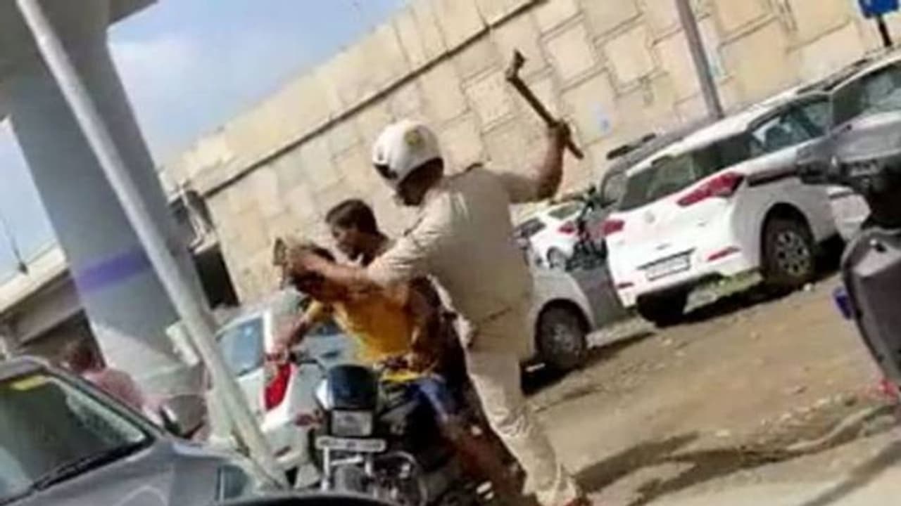 റോങ് സൈഡ് കയറിയ ബൈക്ക് യാത്രക്കാര്‍ക്ക് മുന്നിൽ കോടാലിയുമായി ചാടി വീണ് ട്രാഫിക് പൊലീസ് 