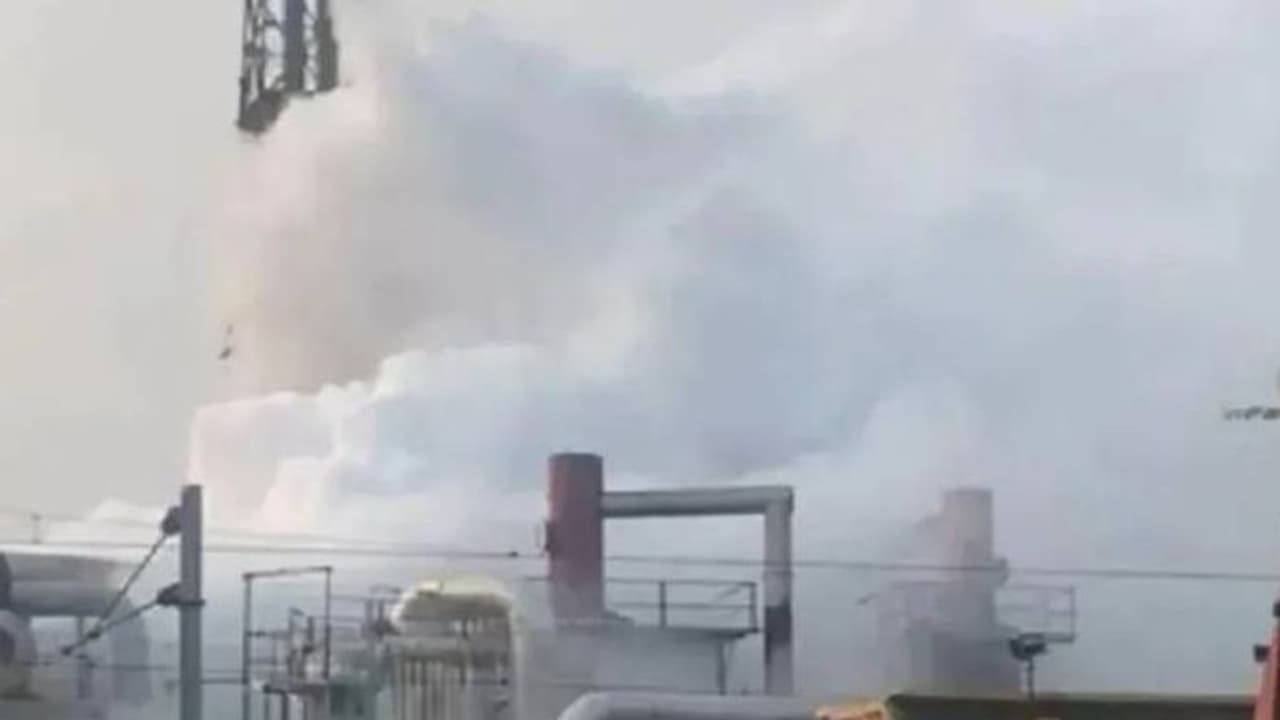 gas leak: andhra pradesh: ஆந்திரப் பிரசேதம் ரசாயன வாயு கசிவு:100 தொழிலாளர்கள் வரை மருத்துவமனையில் அனுமதி