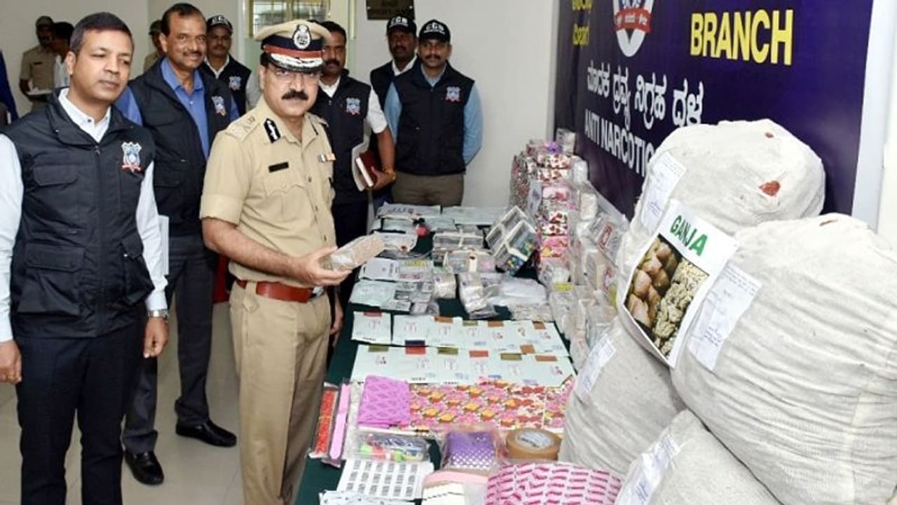 ಬೆಂಗಳೂರು: ಮೆಡಿಕಲ್ ಎಮೆರ್ಜೆನ್ಸಿ ಕಿಟ್ನಲ್ಲಿ ಡ್ರಗ್ಸ್ ಪೂರೈಕೆ..! ಬೆಂಗಳೂರು: ಮೆಡಿಕಲ್ ಎಮೆರ್ಜೆನ್ಸಿ ಕಿಟ್ನಲ್ಲಿ ಡ್ರಗ್ಸ್ ಪೂರೈಕೆ..!