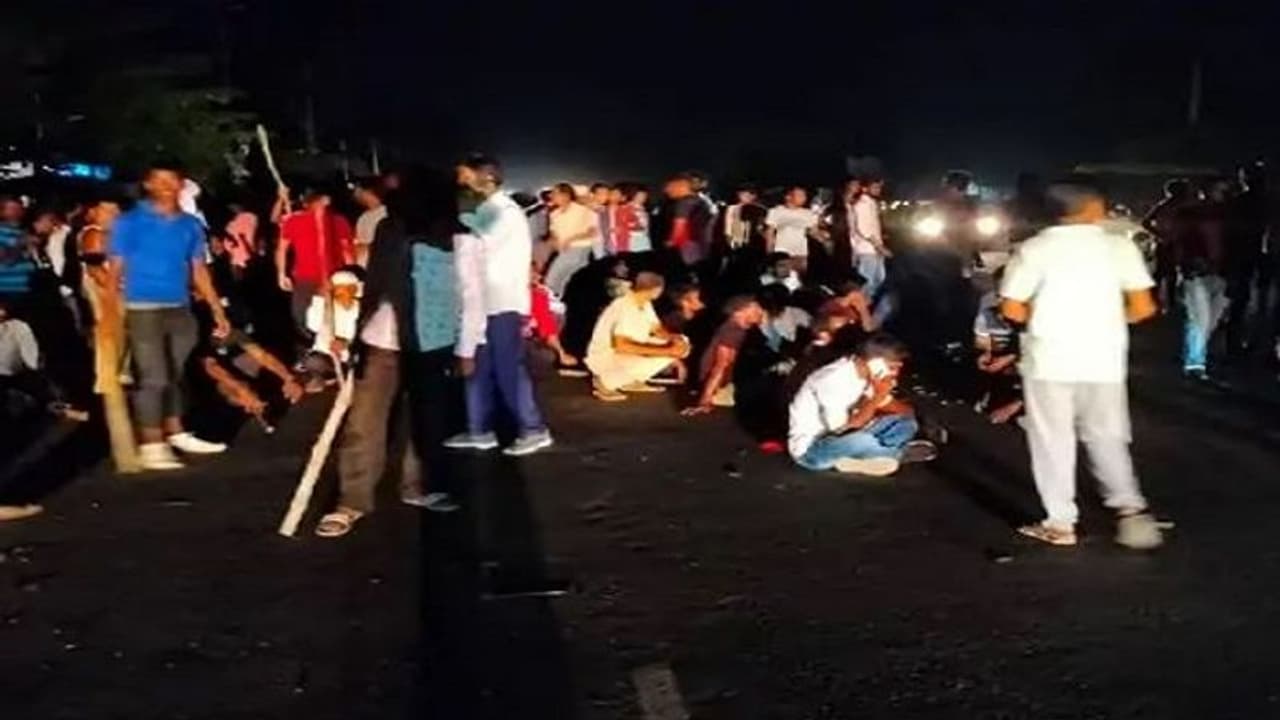 सीतापुर: छात्रा से छेड़छाड़ के बाद जमकर हंगामा, थाने से वापस जा रहे करणी सेना के सदस्यों पर हुआ हमला सीतापुर: छात्रा से छेड़छाड़ के बाद जमकर हंगामा, थाने से वापस जा रहे करणी सेना के सदस्यों पर हुआ हमला