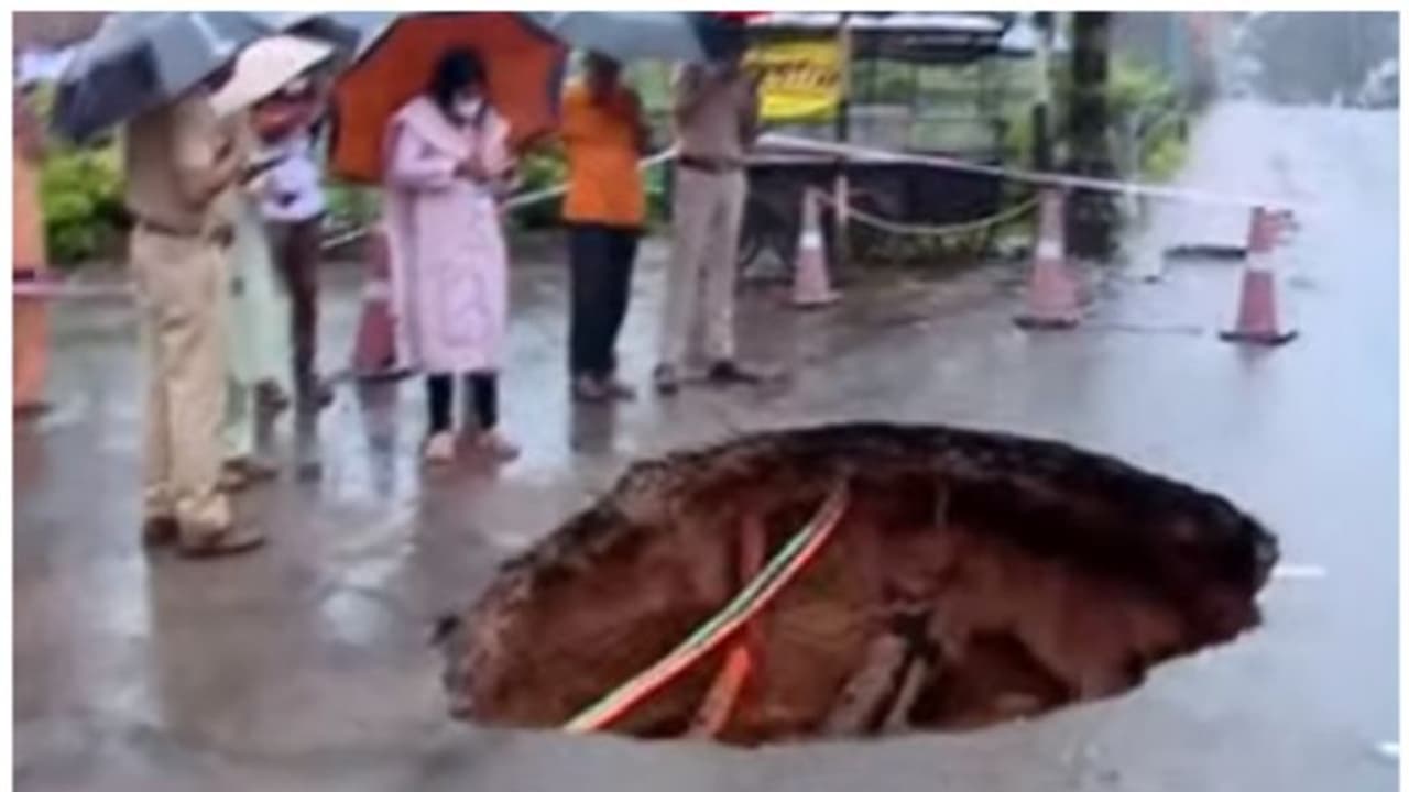 റോഡിൽ ഗർത്തം, മൂവാറ്റുപുഴയിൽ ഗതാഗത നിയന്ത്രണം; വാഹനങ്ങൾ വഴിതിരിച്ചുവിട്ടു 