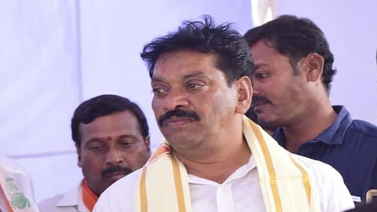 ఎమ్మెల్యే పైళ్ల శేఖర్ రెడ్డికి నిరసన సెగ.. ఆ పని పూర్తి చేయకపోతే రాజీనామా చేయాలని డిమాండ్.. ఎమ్మెల్యే పైళ్ల శేఖర్ రెడ్డికి నిరసన సెగ.. ఆ పని పూర్తి చేయకపోతే రాజీనామా చేయాలని డిమాండ్..