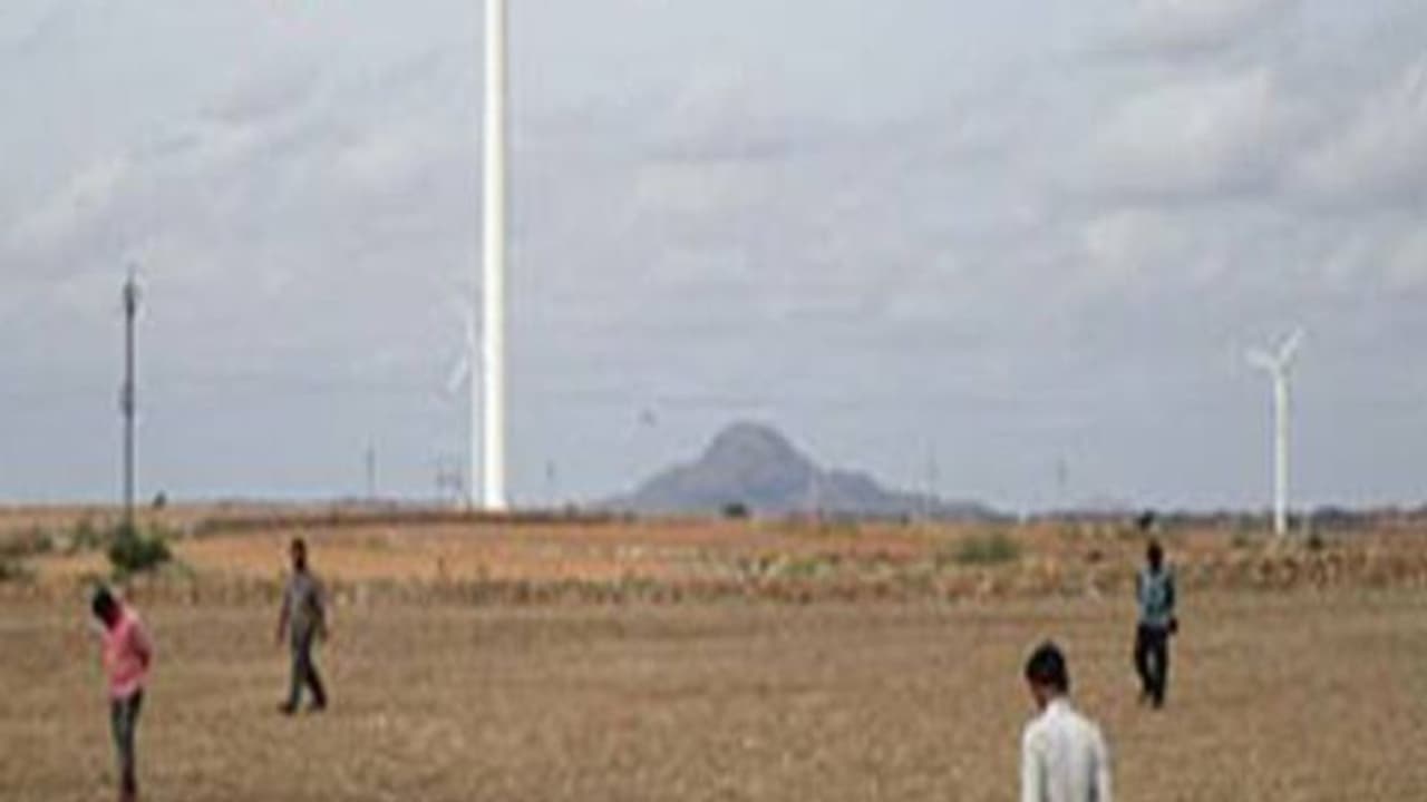 కర్నూలు జిల్లాలో రైతుకు దొరికిన విలువైన వజ్రం.. రూ. 20 లక్షలకు విక్రయం..! కర్నూలు జిల్లాలో రైతుకు దొరికిన విలువైన వజ్రం.. రూ. 20 లక్షలకు విక్రయం..!