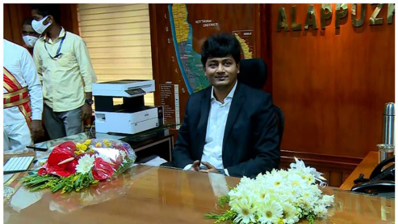 വി ആർ കൃഷ്‌ണ തേജ ഇനി ആലപ്പുഴ ജില്ലാ കലക്ടര്‍; ചുമതല കൈമാറാൻ ശ്രീറാം വെങ്കിട്ടരാമൻ എത്തിയില്ല