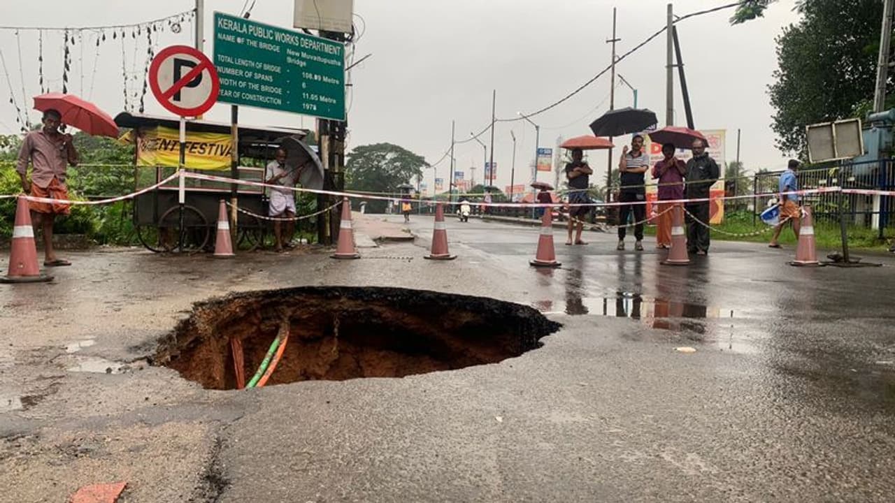 Viral: ప్రమాదాలు ఇలా కూడా జరుగుతాయి.. జాగ్రత్త..! Viral: ప్రమాదాలు ఇలా కూడా జరుగుతాయి.. జాగ్రత్త..!