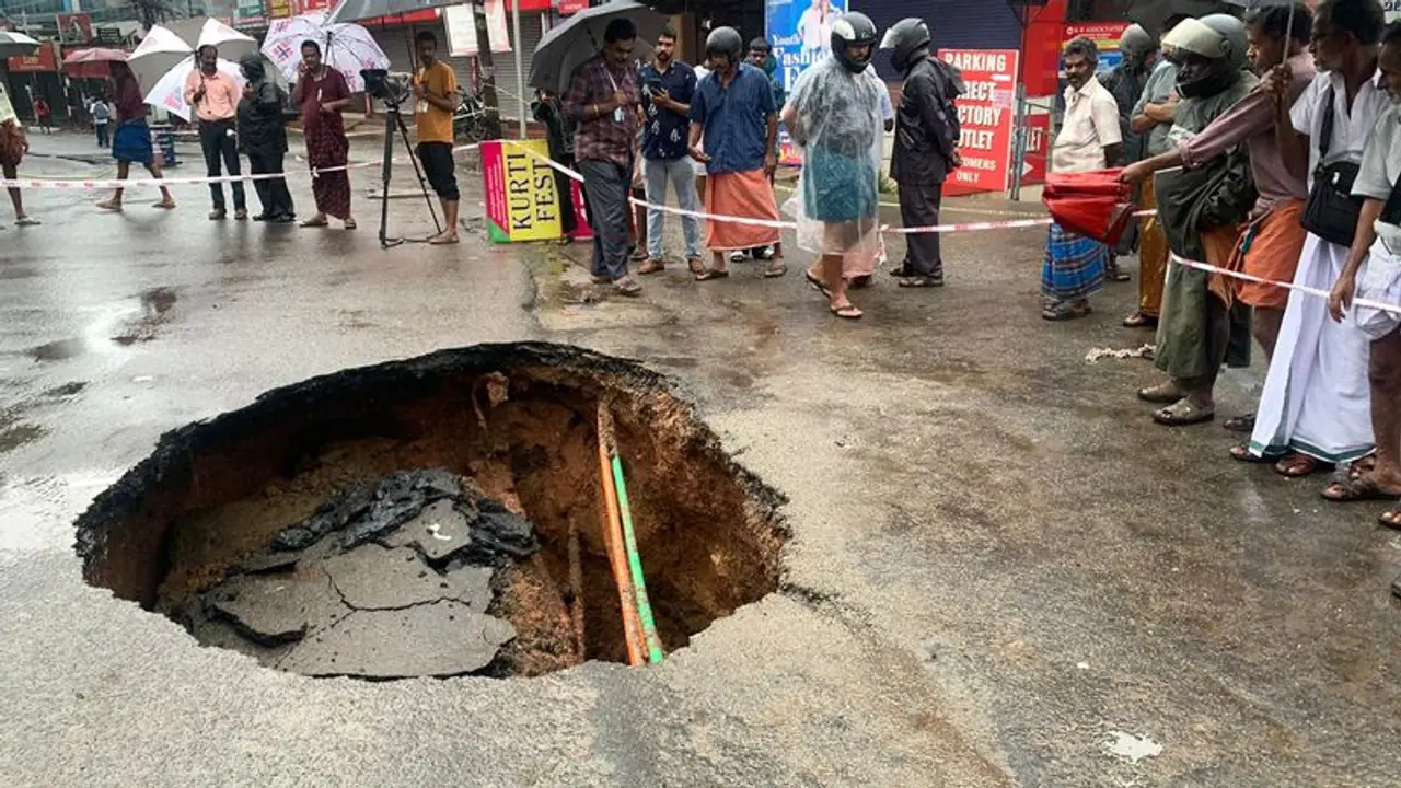 മൂവാറ്റുപുഴ റോഡിലെ ഗർത്തം കോൺക്രീറ്റും മെറ്റലുമിട്ട് മൂടുന്നു, ഗതാഗതം വൈകിട്ടോടെ പുനസ്ഥാപിക്കും 