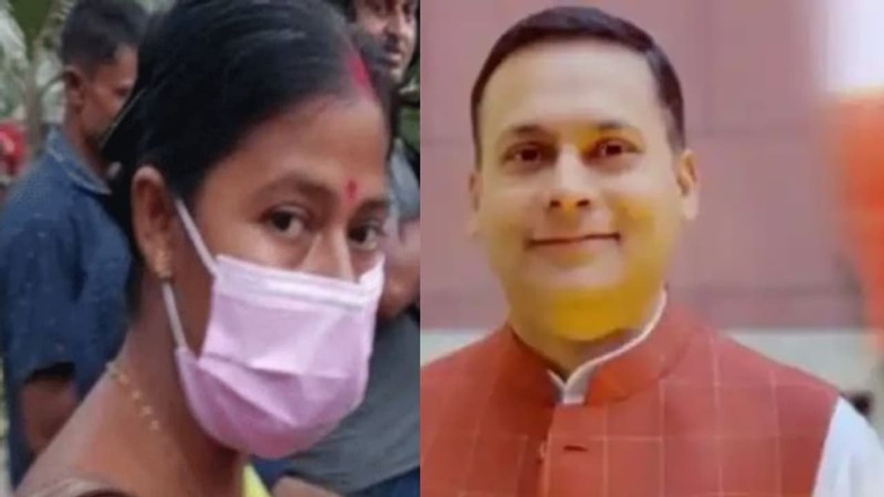 পার্থর দিকে জুতো ছুড়ে ‘প্রকৃত মহিষাসুরমর্দিনী’, বিজেপির টুইটে শুভ্রার প্রভূত প্রশংসা