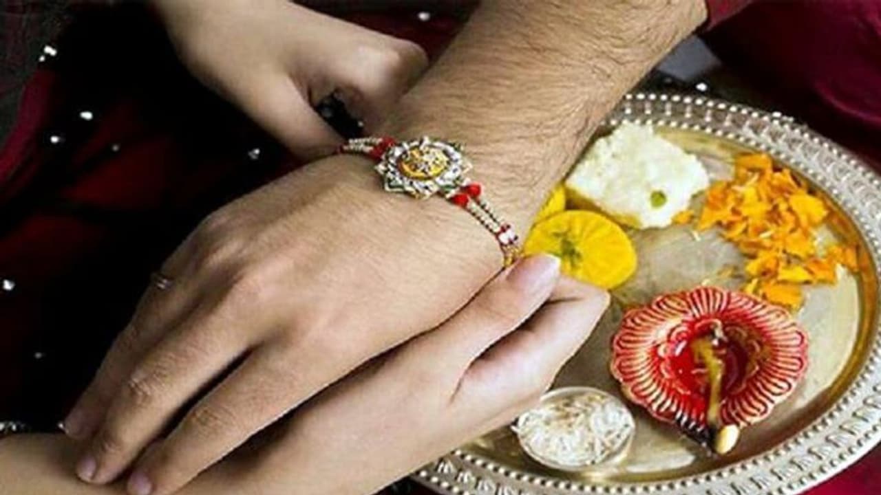 ভাইয়ের হাতে রাখি বাঁধার সময় এই নিয়মগুলি মেনে চলুন, নাহলে সর্বনাশ হতে পারে ভাইয়ের হাতে রাখি বাঁধার সময় এই নিয়মগুলি মেনে চলুন, নাহলে সর্বনাশ হতে পারে