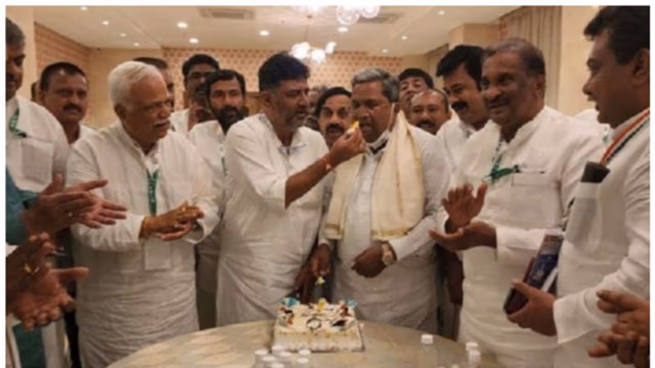 സിദ്ധരാമോത്സവം; സിദ്ധരാമയ്യയുടെ ജന്മദിനം ആഘോഷമാക്കി കോണ്‍ഗ്രസ് , ദേശീയപാതയില്‍ ആറ് കിലോമീറ്ററോളം ഗതാഗതതടസ്സം