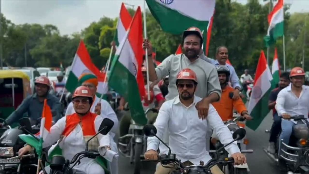 ത്രിവർണ പതാകയേന്തി എംപിമാർ, സ്വാതന്ത്ര്യത്തിന്റെ 75 ാം വാർഷികത്തോടനുബന്ധിച്ച് റാലി, പ്രതിപക്ഷം വിട്ടുനിന്നു