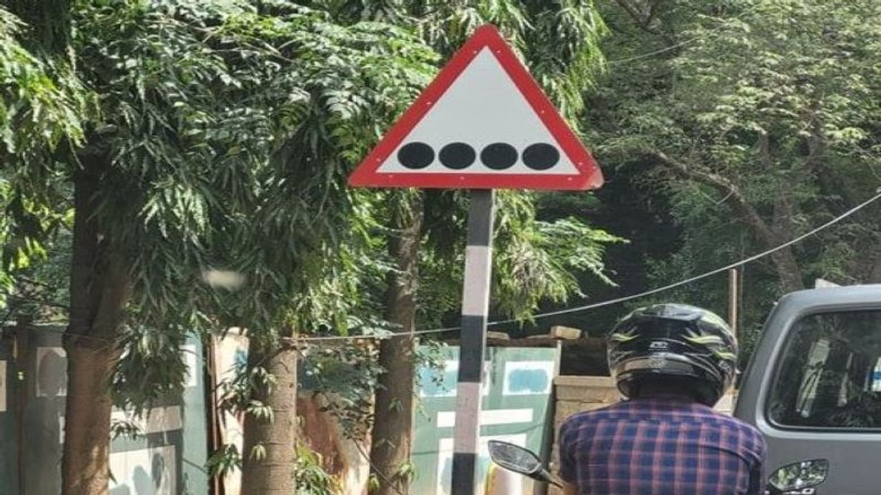 इंटरनेट यूजर ने बेंगलुरु की ट्रैफिक पुलिस से पूछा इस साइन बोर्ड का मतलब, जानिए क्या आया जवाब इंटरनेट यूजर ने बेंगलुरु की ट्रैफिक पुलिस से पूछा इस साइन बोर्ड का मतलब, जानिए क्या आया जवाब